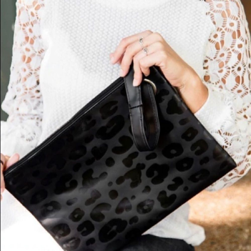 Cute wristlet Leopard Pattern in Black - Picture 8 of 10